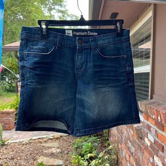 Mossimo Jean shorts Mid-rise 5 pockets Front has distressed lines Sz 2 - Picture 1 of 6